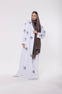 Abaya inspired by the palm trees of Qatar, featuring palm-inspired embroidery on lightweight and elegant fabric.